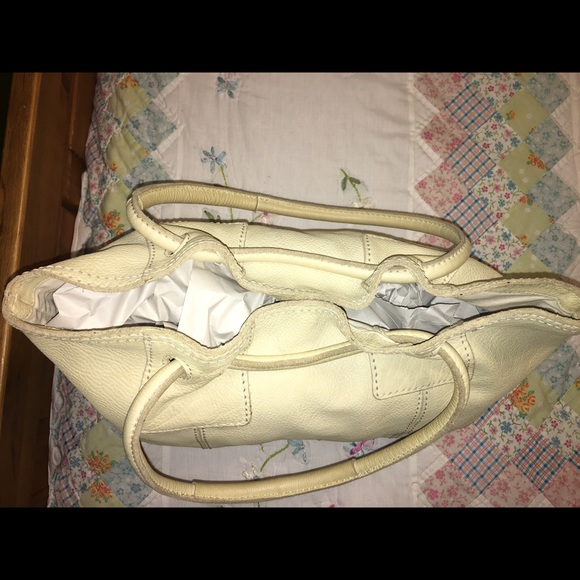 Clearance 🛍 Large creme fossil handbag. - Picture 3 of 7